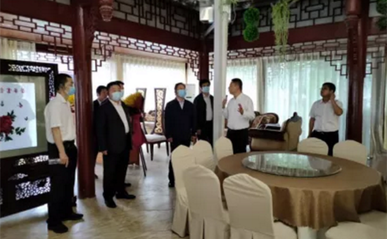 龙8头号玩家创新公司与陕西省乾县考察团在战旗村开展交流合作会谈