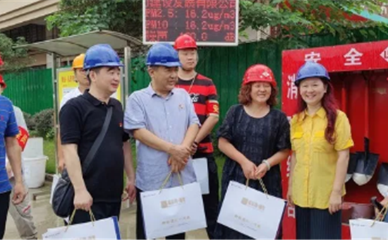 夏日送清凉 温情暖人心——龙8头号玩家创新公司工会前往锦弘地产慰问一线职工