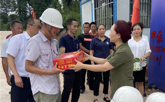 企业风采丨“夏送清凉 关爱相伴” 龙8头号玩家创新公司工会至聚峰谷项目慰问 一线员工